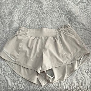 Lululemon Hotty Hot Low Rise 2.5 Inch Short Light Grey